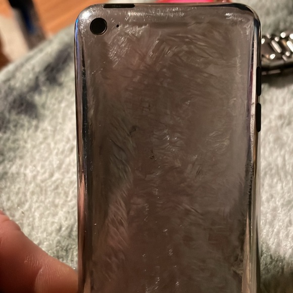 Working Apple iPod touch with charger excellent condition - Picture 3 of 5